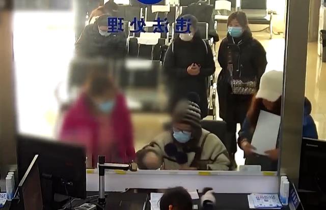 奇葩女子大闹交管所,指着工作人员大骂:我家二环8套房,比你牛