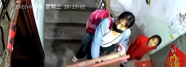 监控拍下惊悚一幕:母女被一男子强行推进房间,男子走后不见母女