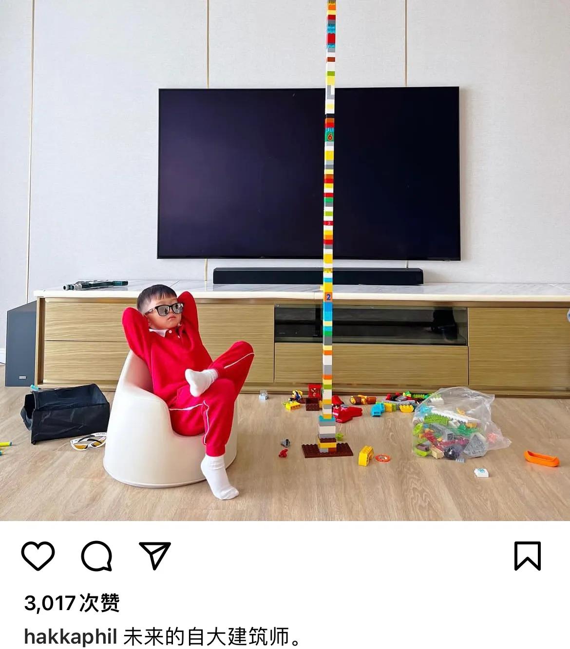 胡杏儿|胡杏儿老公晒儿子动态,奕霆把积木搭到天花板,戴墨镜耍帅很可爱