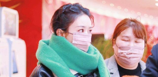 赵丽颖|赵丽颖春晚彩排引关注，一男演员前来点赞，他曾给赵丽颖做过饭吃