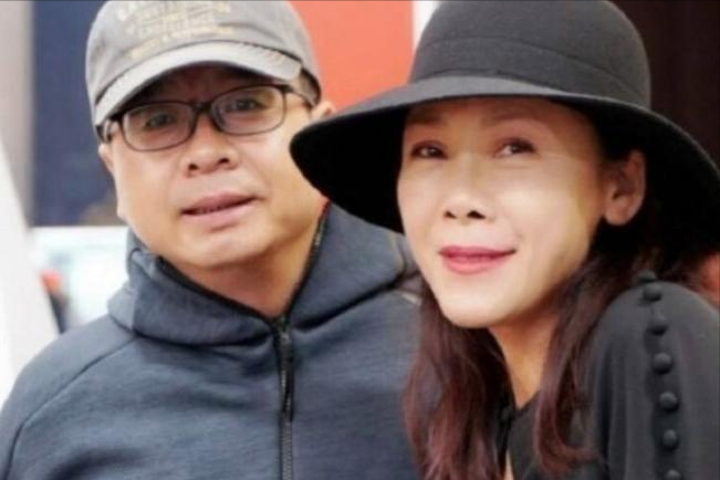 田震|56岁田震现身餐厅，身材纤细不见老态，心形首饰引人注意