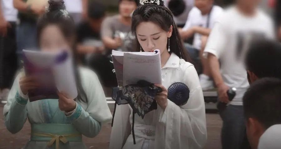 李沁|李沁新剧将上映，红衣路透照惊艳众人，搭档任嘉伦又是一部爆款