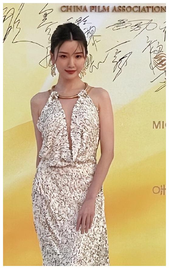 红毯生图成女星“照妖镜”：毛晓彤脸僵，朱迅狰狞，沈梦辰又变了