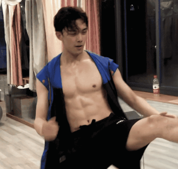 吴磊|赵露思公开22岁小狼狗，182cm八块腹肌的年下弟弟，谁不心动啊？