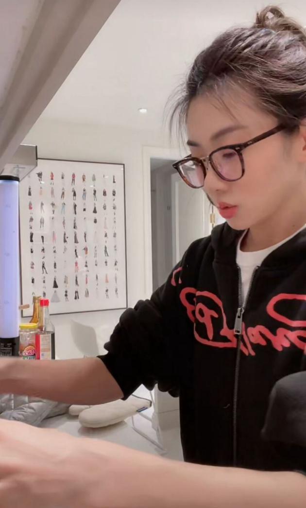 成龙|程晓玥罕见在豪宅内直播，和郑恺分手后至今单身，豪宅内很空旷