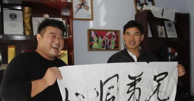 朱之文|大衣哥也要“卖字”了?福字写得有模有样,就是拿笔姿势不太好看