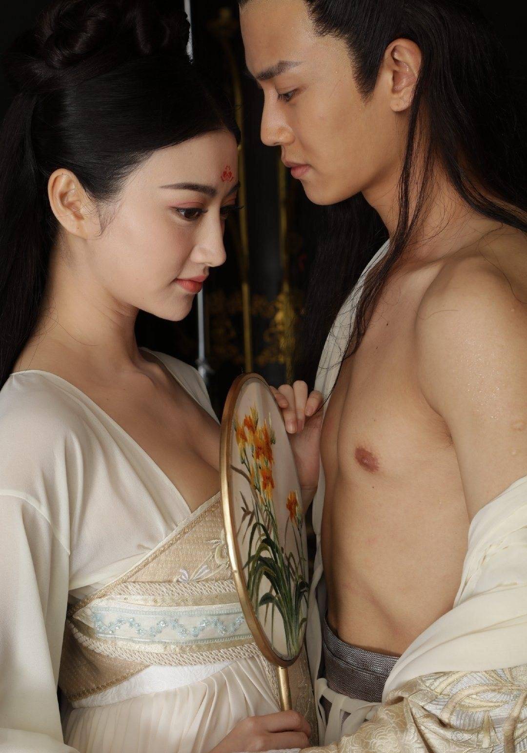 任嘉伦|《大唐荣耀》任嘉伦景甜的这组海报又般配又唯美，广平王满眼深情