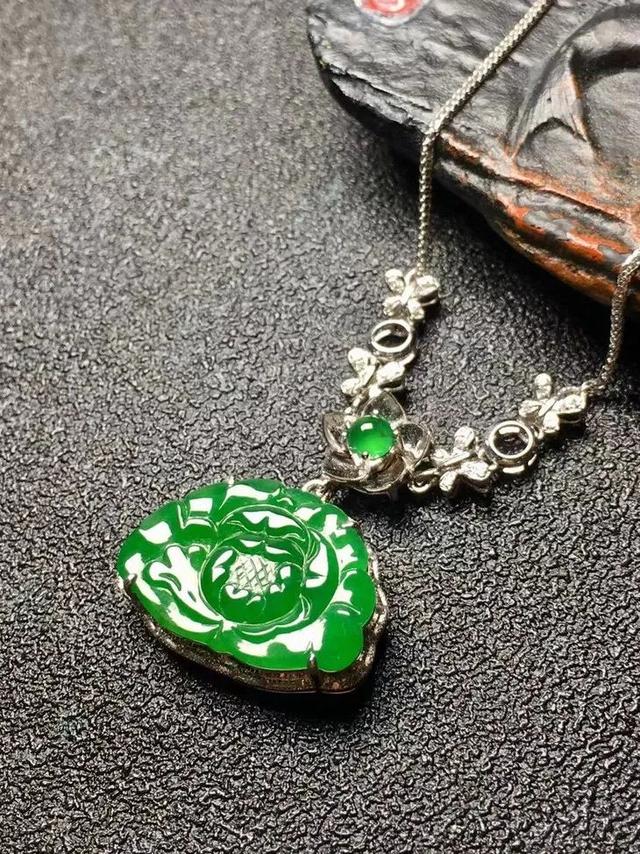 美术馆|牡丹奇擅洛都春,百卉千花浪纠纷,翡翠牡丹有何寓意呢?