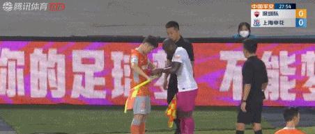 深圳市|中超名场面！巴索戈化身球场修理工，球迷怒斥：职业联赛不职业