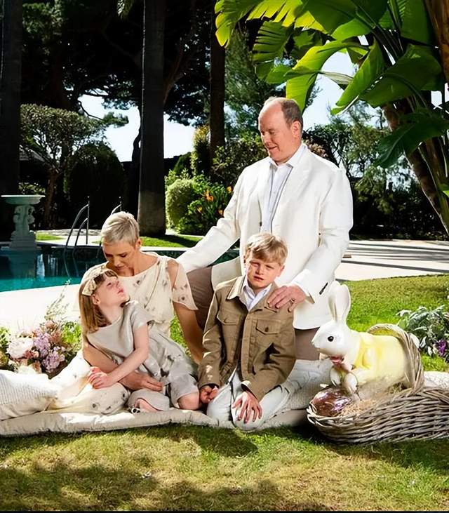 夏琳|夏琳复活节久违晒照片,儿女绕膝老公在侧,摩纳哥王妃依旧不快乐