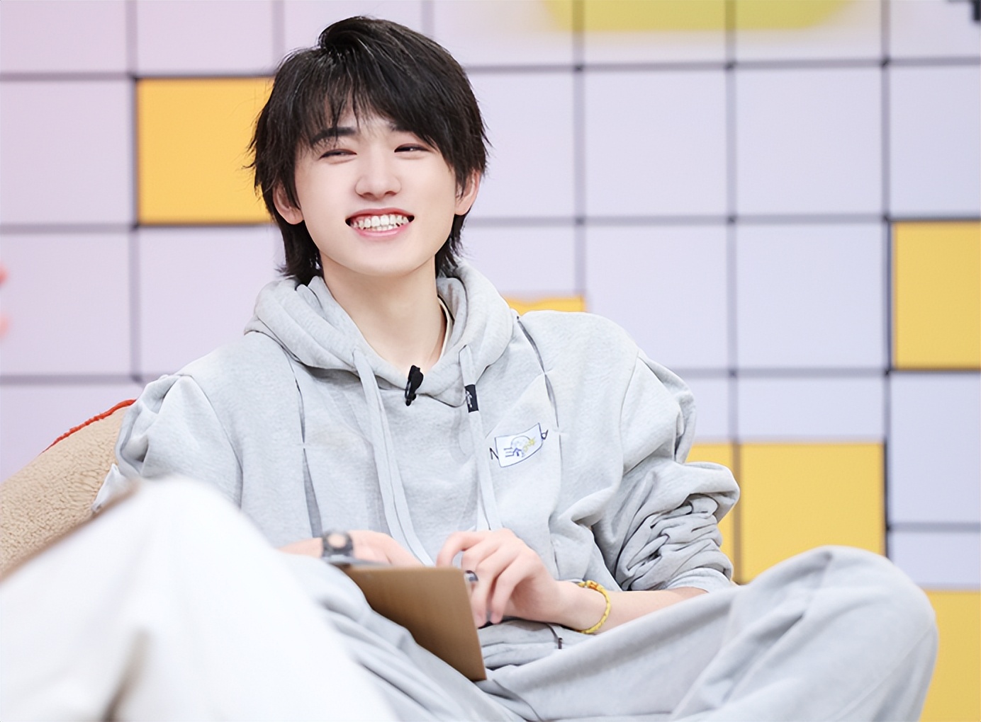 宋亚轩|宋亚轩高考结束晒自拍，身着黄色T恤，干净清澈