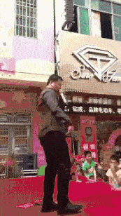 现在的摄像头是真的厉害了啊,连这样都能给抓拍到?哈哈哈哈