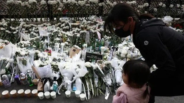 梨泰院|梨泰院事件舆论风向反转：男歌手坚持公演，老戏骨批官方不要脸