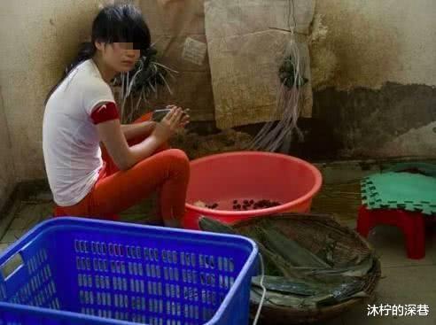 大爷买了盒中秋月饼,打开后竟全都是粽,报警后救了一屋子人!