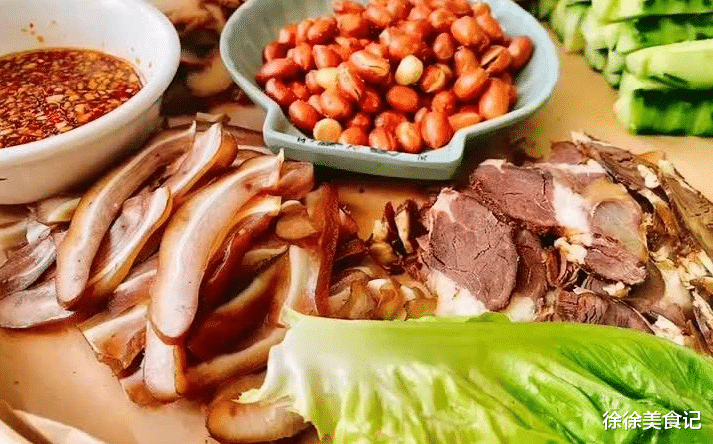 山东70岁大爷,生活方式独特,每天都要喝白酒,身边酒友都说奇葩