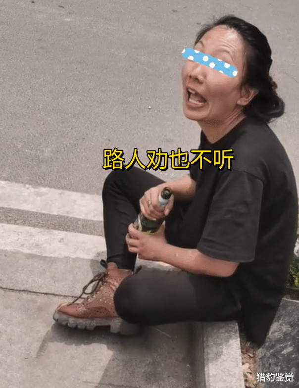 河南女子每天坐街头喝酒,拿酒瓶将自己灌醉,知情人:受过伤的人