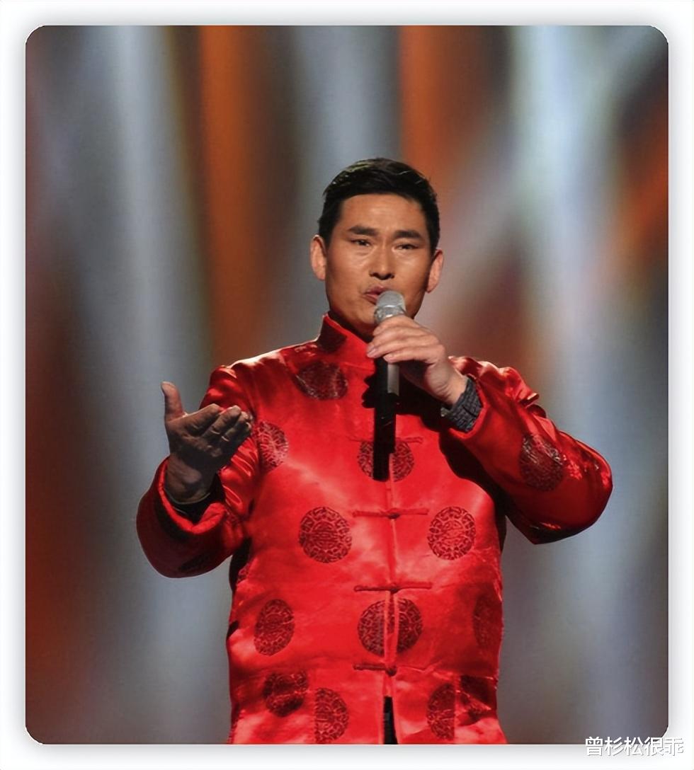 大衣哥行为引争议,室外掀大衣嫂衣服遭批,背部露出身后人来人往