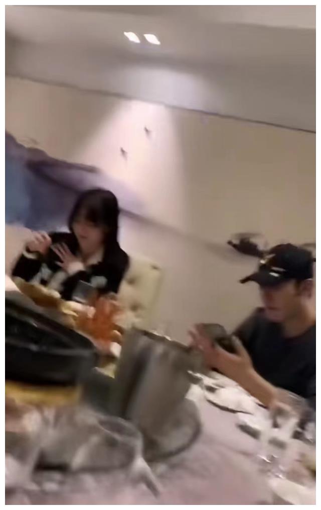 黄晓明|叶珂疑似住进黄晓明和baby以前的婚房，在厨房卫生间各种自拍展示