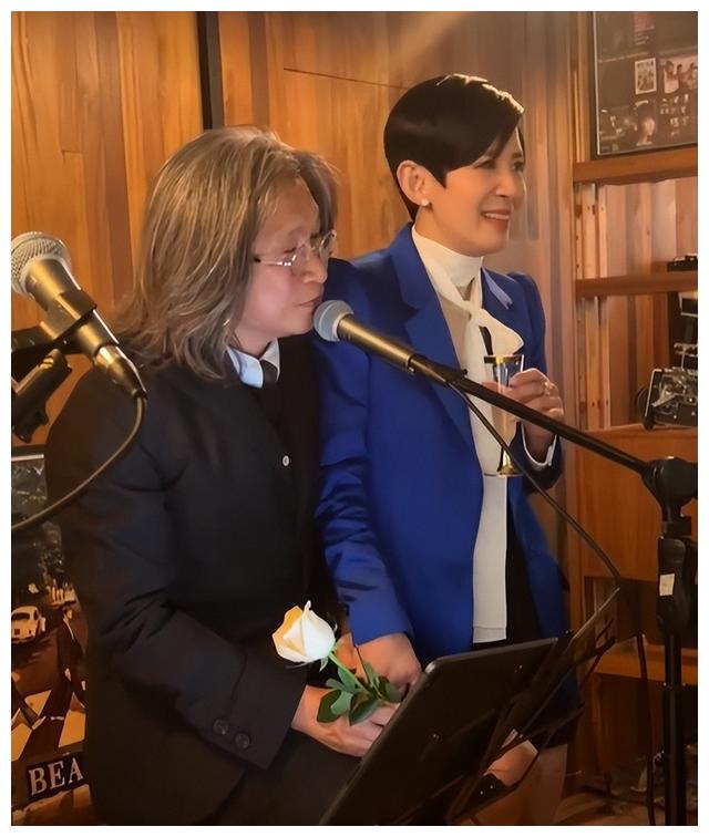 邱淑贞|邱淑贞一家合体现身，大女儿紧靠干爹画面温馨，曾华倩携儿子陪同