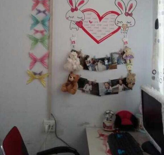 离婚的女人被娘家嫌弃,独自带女儿租房住,厨房太小,还没厕所大