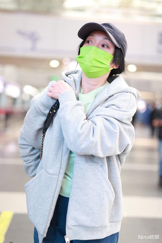 与君初相识|周迅恋爱后注意形象！穿拉链卫衣皮筋裤赶机，素颜戴绿口罩好抢镜