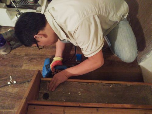 老公亲手给新房加了个木板楼梯,竟引得整个小区邻居都来围观!