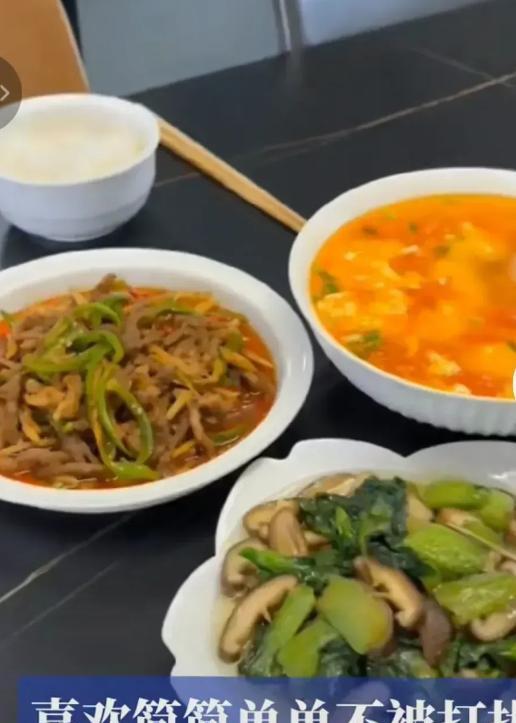 陈萌|大衣哥儿子与陈萌已同居？女方晒厨艺被扒出，网友：小伟捡到宝了