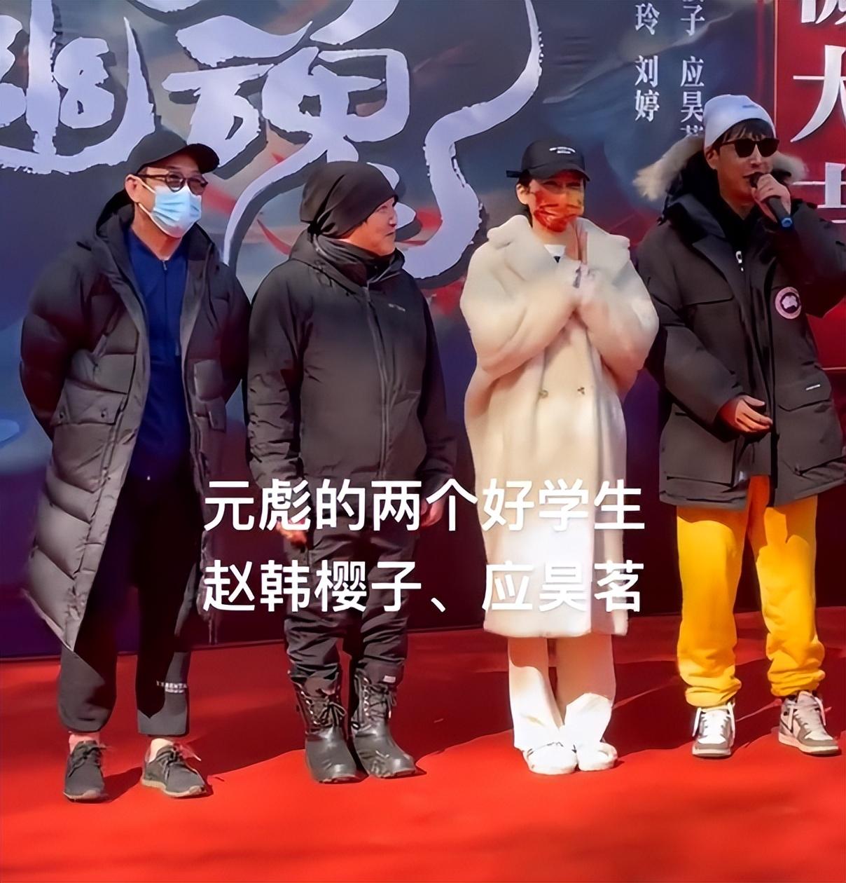 |?65岁元彪消瘦现身，坐露天咖啡店抽雪茄，面部崎岖皮肤松弛显老态！