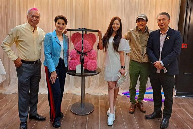 谢伟俊|亿万富婆白韵琴参加派对，78岁状态回春