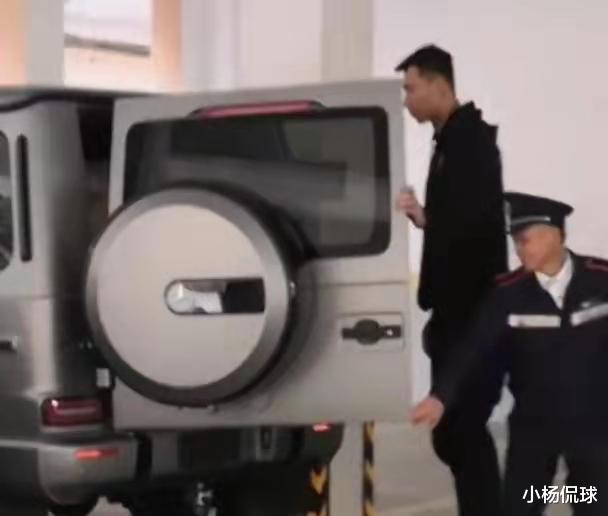 周鹏|太豪横！阿联与周鹏训练后各开一辆大G一起回家，阿联则先走一步