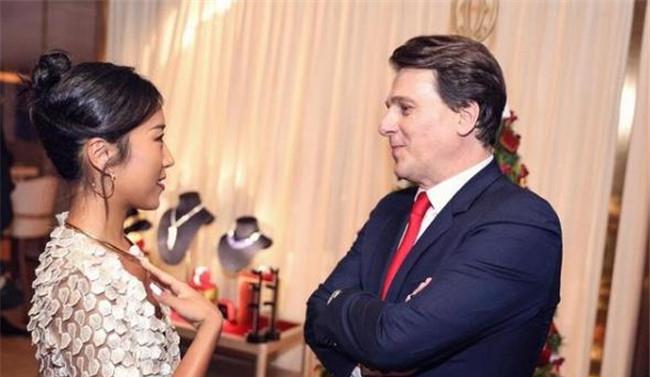 吉克隽逸|有种“整容”叫吉克隽逸卸妆,素颜生活照曝光,网友:为啥要扮黑?