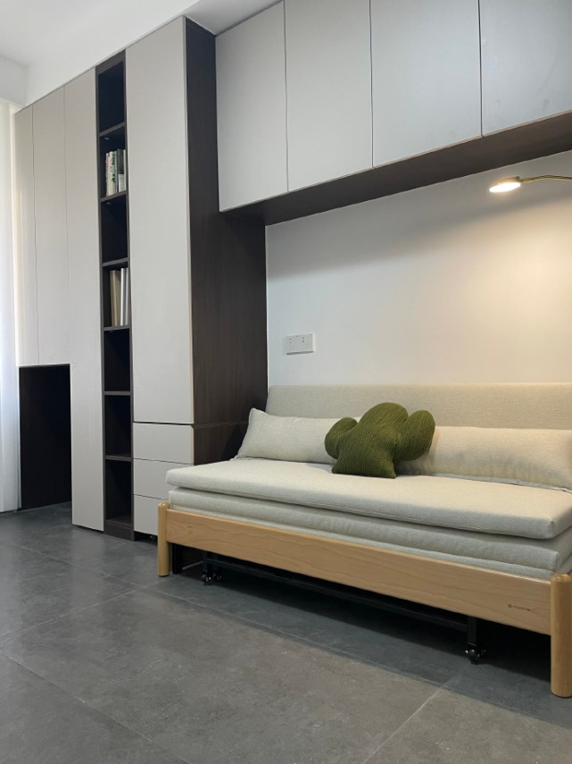 115平现代简约风,灰色影视墙是格栅和木饰面的结合