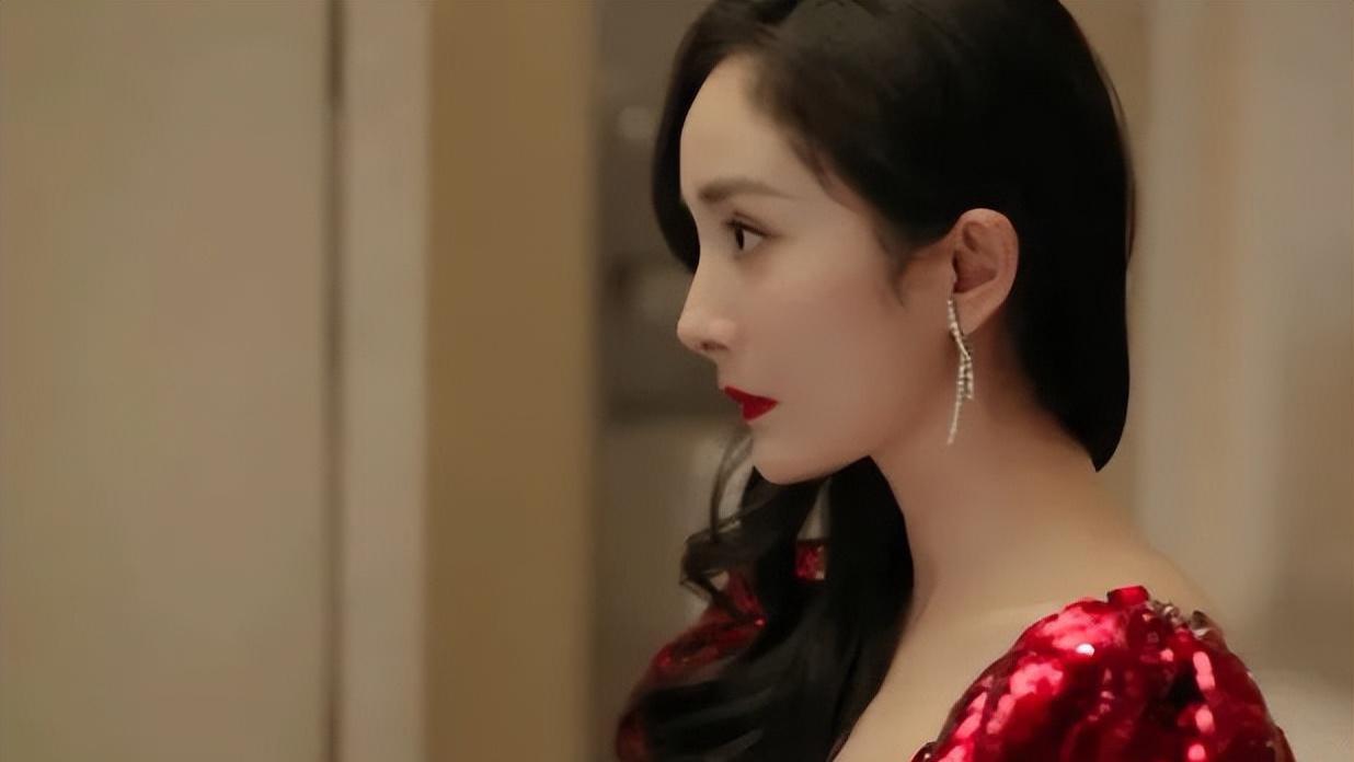 杨幂|36岁就走“下坡路”的杨幂：危机已至，可惜你无法叫醒装睡的人