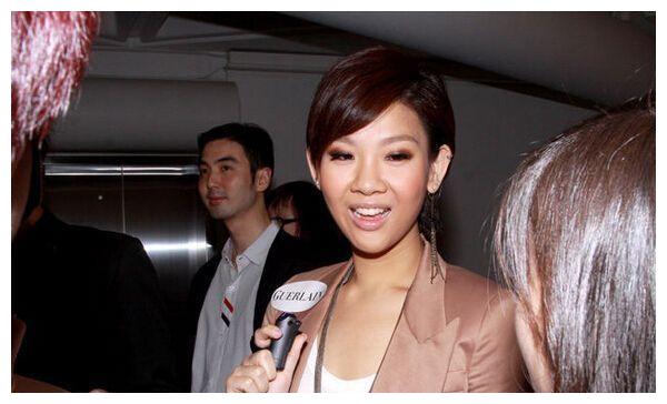 郑欣宜|郑欣宜:港圈公主用10年长大,落魄时咖啡买不起,比小龙女给力