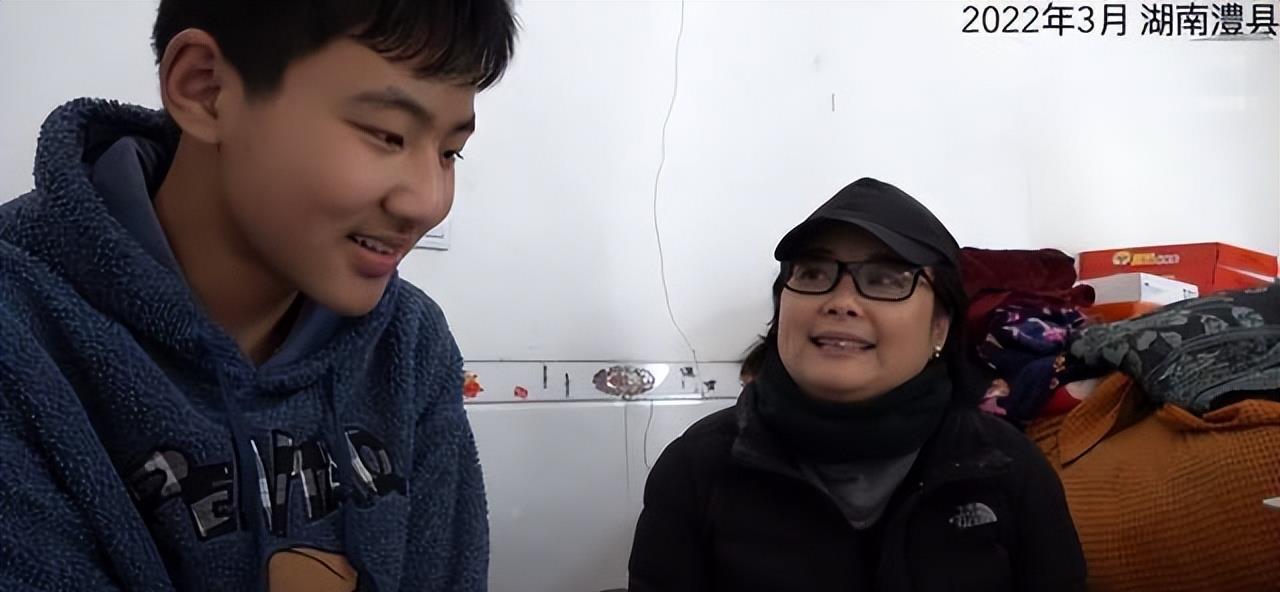 袁立|袁立怎么变成这样！穿2千棉服变大妈，胖成大饼脸几块白斑更抢镜