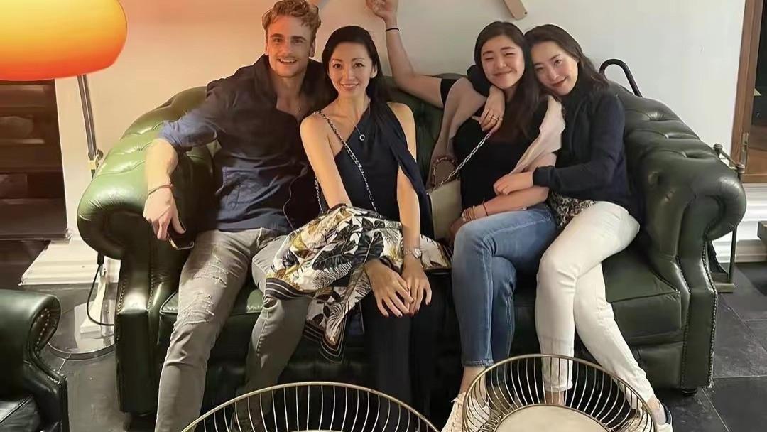 林徽因|林徽因曾孙女生活好潇洒！穿深v裙跟白人小鲜肉约会，名媛脸超美