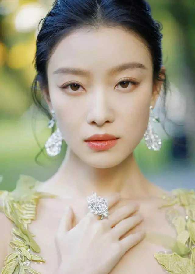 倪妮|倪妮的女神风采，优雅是留给闯入她心扉的人，一个放纵的机会！