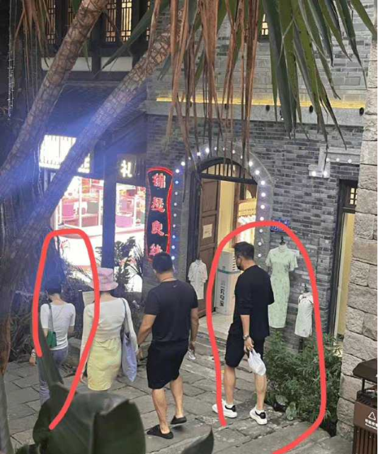 汪小菲|汪小菲新欢不输大S,穿情侣鞋现身重庆旅游,网友爆料已领结婚证