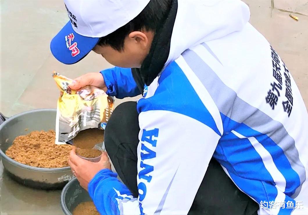 带鱼|初春钓鱼抽窝越多、鱼离窝点越远？用长竿钓远，怎样抛竿比较好？