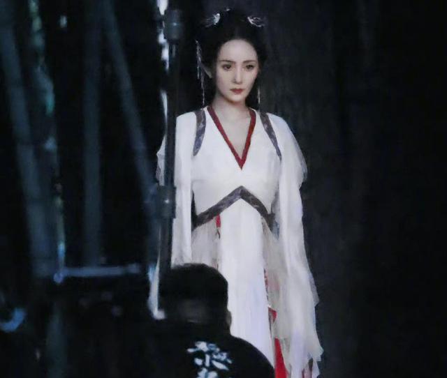 杨幂|杨幂复工拍戏，古装状态很好，搭档龚俊用尊敬的眼神看着杨幂