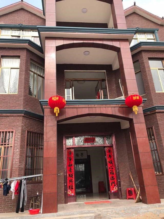 农村堂哥死要面子80万建别墅，外表富丽堂皇，内部寒碜得要死！