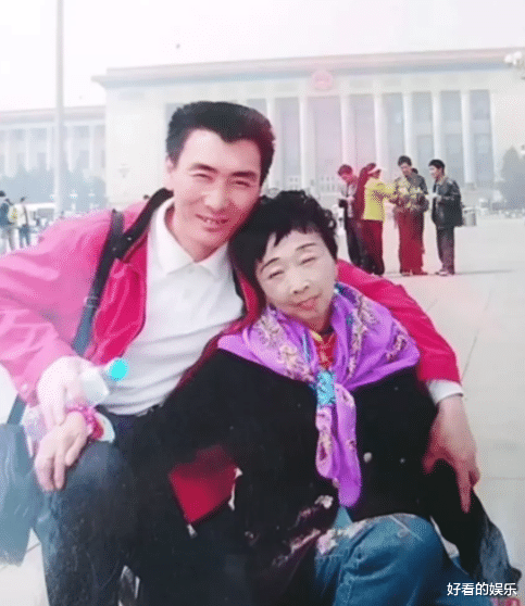 李玉成|85岁马玉琴成“摇钱树”,坐长椅上抹眼泪,李玉成悠闲地抽烟