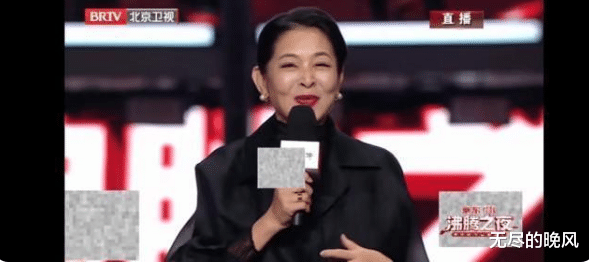 大S|62岁倪萍再次罕见主持,穿黑色长裙气场强大,站在台上hold住全场