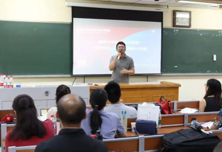 热舞|女子对男子贴身热舞，男子无动于衷淡定钓鱼