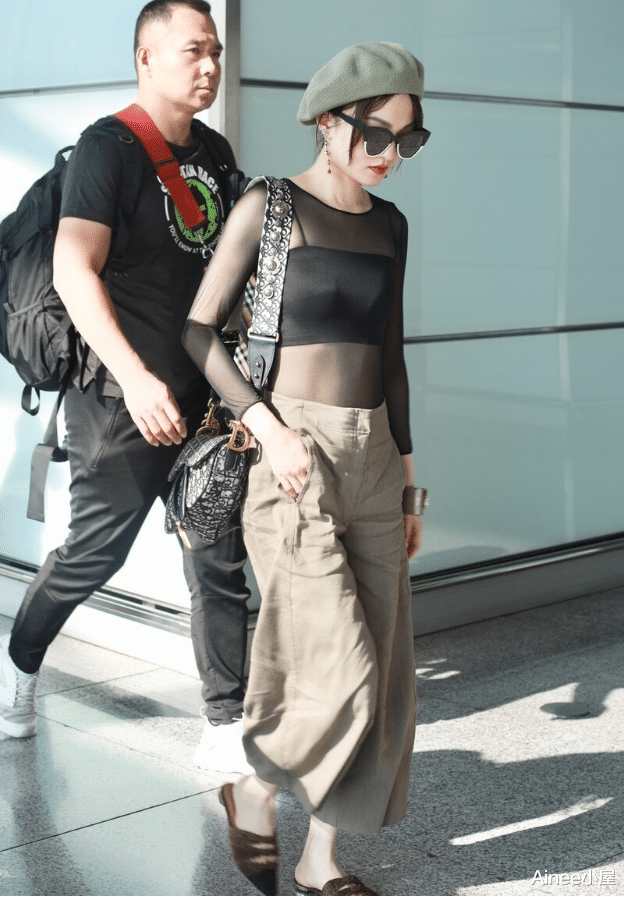 张韶涵的平坦身材好适合透视装，黑色薄纱也能显出白皮肤，真高调