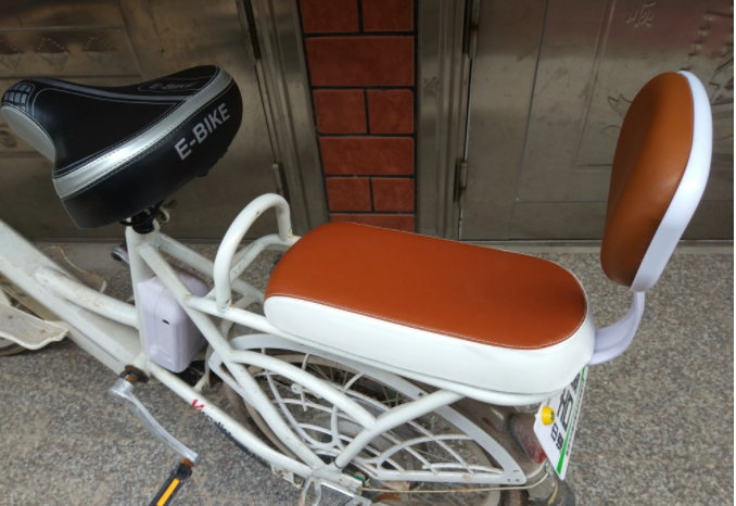 广东韶关,男子与工友从菜市场买菜出来后,无意中发现自己前几天被盗的电动车