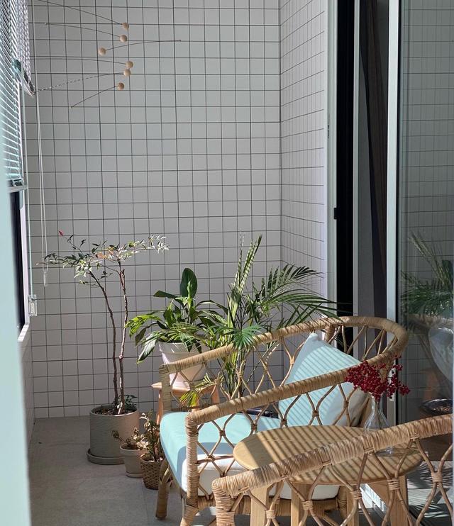 170大平层，放张沙发和茶几就够用了，客厅家具越简单越舒适！