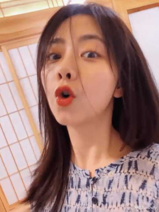 被谭松韵的“素颜杀”惊艳到了，怼脸拍皮肤太好，她真不是大学生吗？