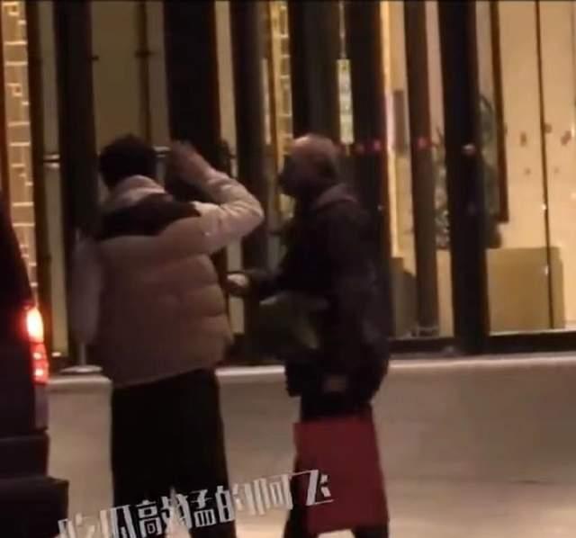 胡歌|胡歌与朋友聚餐，拥抱送礼物，被赞十分暖心！