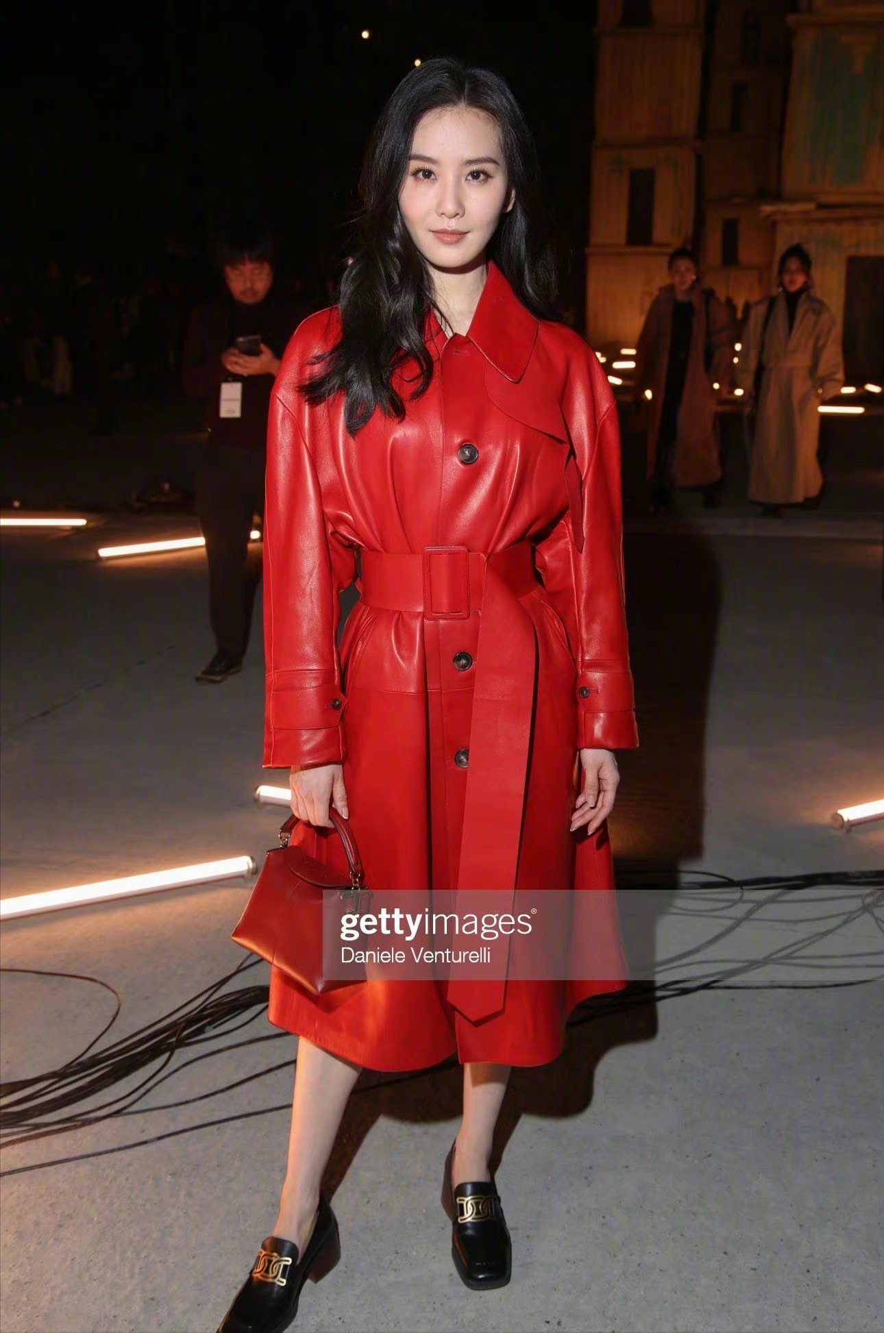 刘诗诗|刘诗诗输给了阿娇！时装周两人同穿红皮连衣裙谁更出彩一目了然